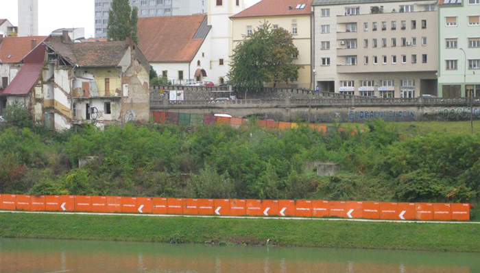 Lokacija gradnje v podobi preden se je pričelo graditi