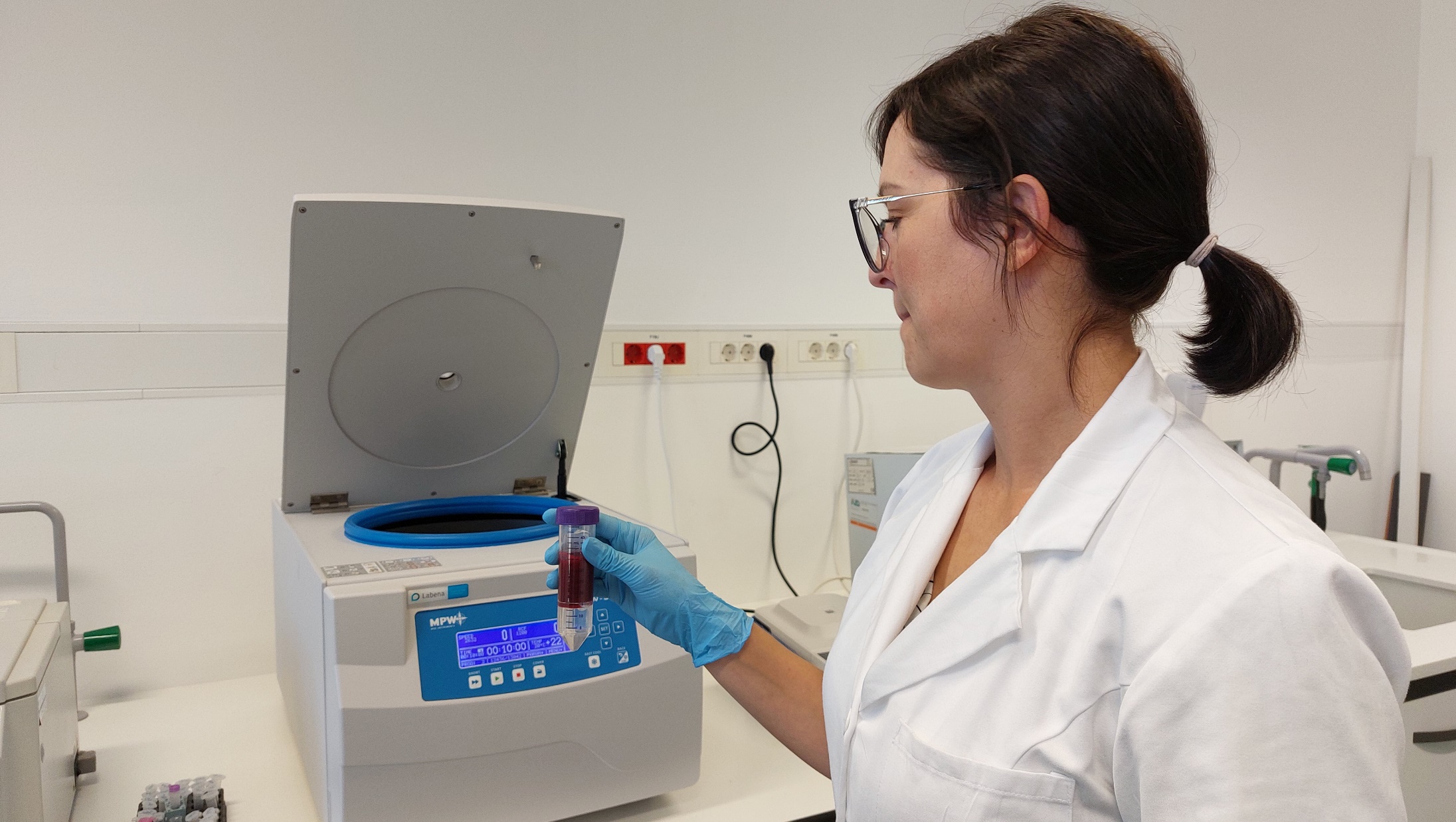 Laboratorijska asistentka pri stroju